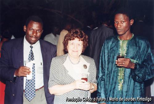 Maria de Lourdes Pintasilgo acompanhada por dois dos participantes de um encontro da Comissão Independente População e Qualidade de Vida realizado em Dakar