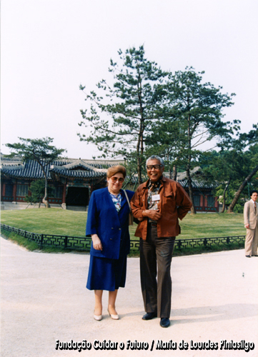 Maria de Lourdes Pintasilgo acompanhada por um dos participantes da 8.ª sessão do InterAction Council, realizada em Seoul