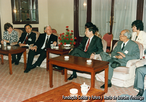 Maria de Lourdes Pintasilgo, Helmut Schmidt, e Takeo Fukuda durante um encontro do InterAction Council