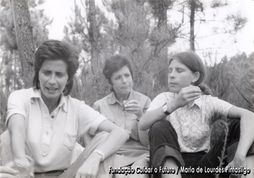 Fátima Grácio, Teresinha Tavares e Françoise durante um campo de trabalho promovido pelo Graal em Almalaguês