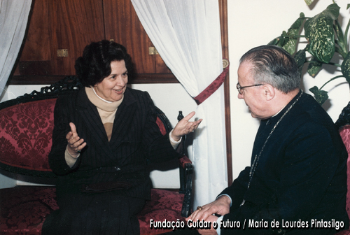 Maria de Lourdes Pintasilgo visita o bispo de Angra, D. Aurélio Granada, no decurso de uma visita à ilha Terceira no âmbito da campanha eleitoral para as presidenciais de 1986