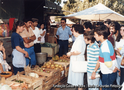 Maria de Lourdes Pintasilgo a conversar com alguns feirantes durante uma visita a uma feira, numa iniciativa promovida pela sua candidatura presidencial durante o período de pré-campanha