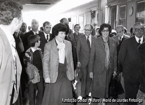 Chegada de Maria de Lourdes Pintasilgo e de Teresa Santa Clara Gomes à estação de Campanhã para uma visita de trabalho ao Porto